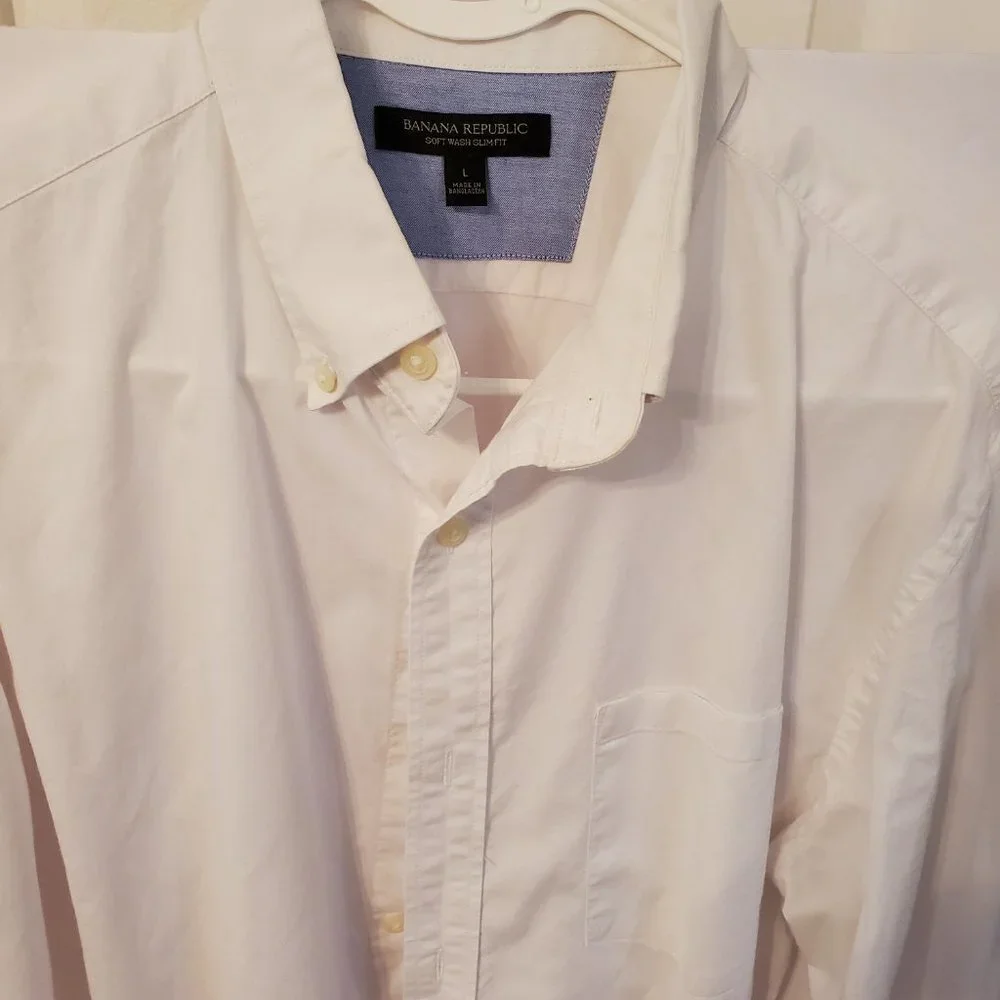 Banana Republic classic button down white shirt Size L. 97% cotton 3%Lycra.